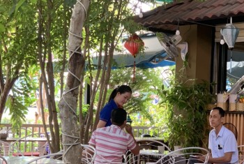 Nhân viên phòng Kinh Doanh tư vần khách hàng về chương trình học