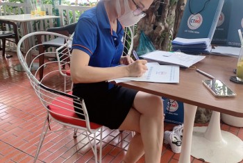 Nhân viên Kinh Doanh nhận hồ sơ Học Viên