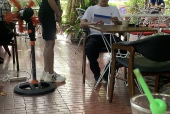 Nhân viên phòng Kinh Doanh tư vần khách hàng về chương trình học