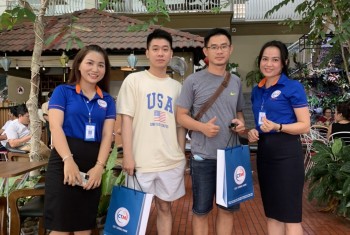 Nhân viên phòng Kinh Doanh tăng quà cho khách hàng