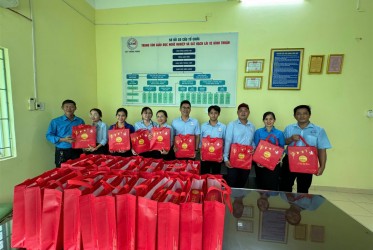 Công đoàn cơ sở Trung tâm GDNN và SHLX Bình Thuận tặng quà Tết Trung thu cho người lao động